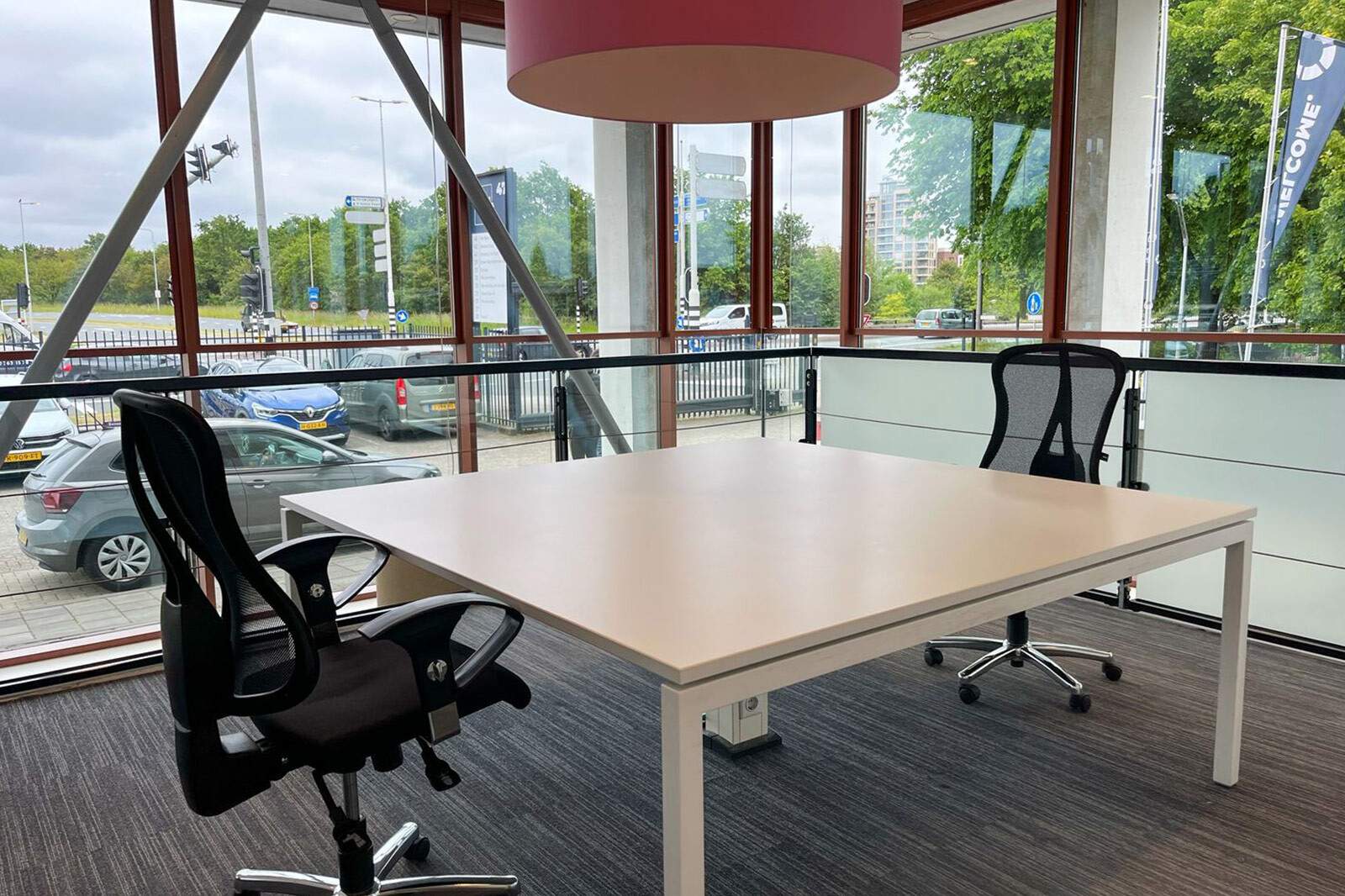 Werkplek met uitzicht op parkeerterrein (Noord-Holland)