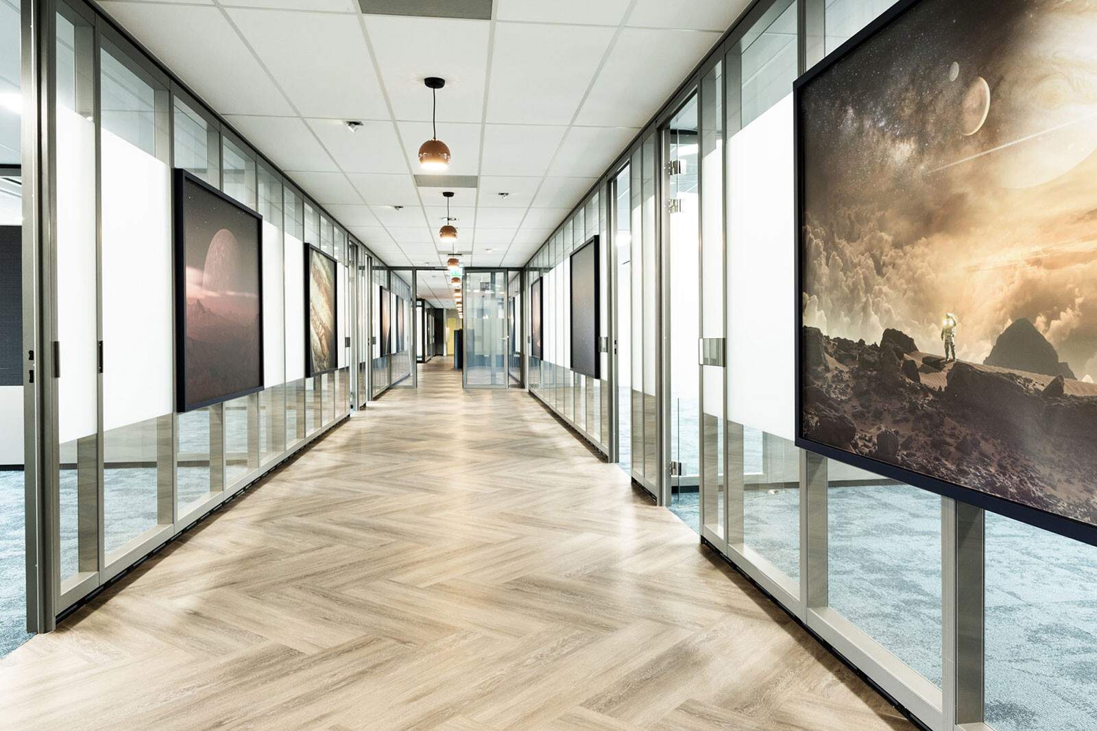 Hal leidend naar bedrijfsruimten